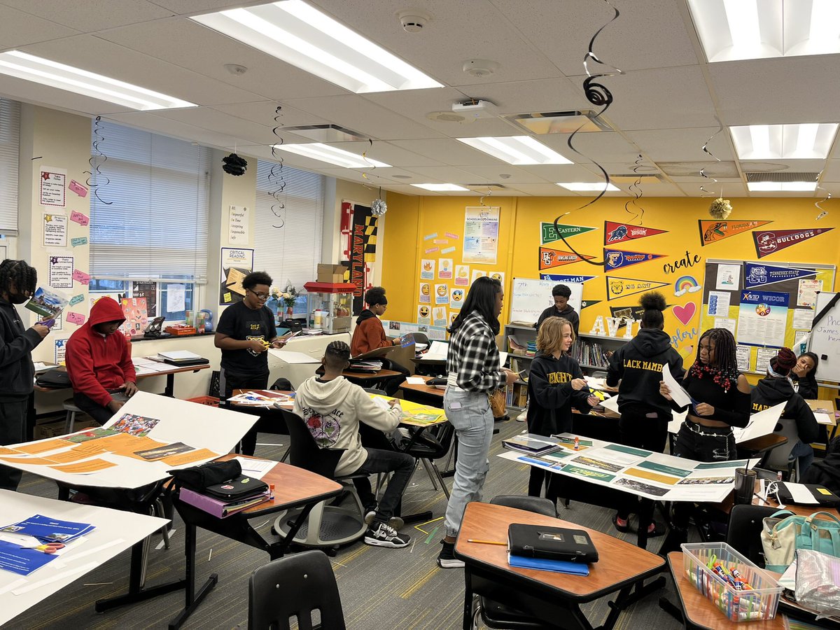 roxmidavid's tweet photo. AVID students preparing for the College Fair! #collegecareerconnectionsday https://t.co/ipHhmaEKui