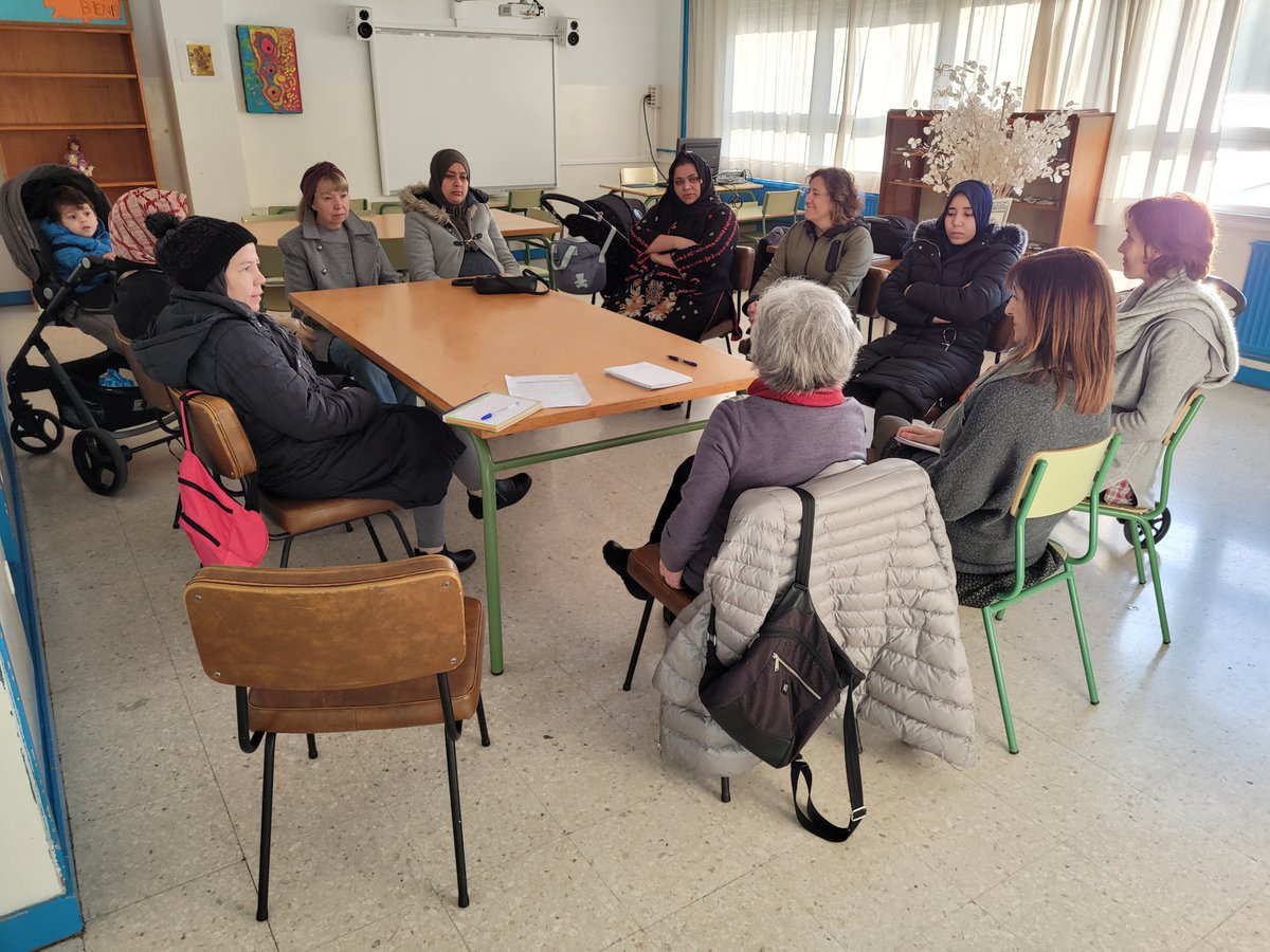 Hoy lunes 19 de diciembre ha sido el primer encuentro con algunas de las personas que van a comenzar a asistir a las clases de español a partir de enero en el CP San Jorge de Pamplona. ¡Qué buena noticia para ellas y qué gran alegría para sus hijos e hijas!