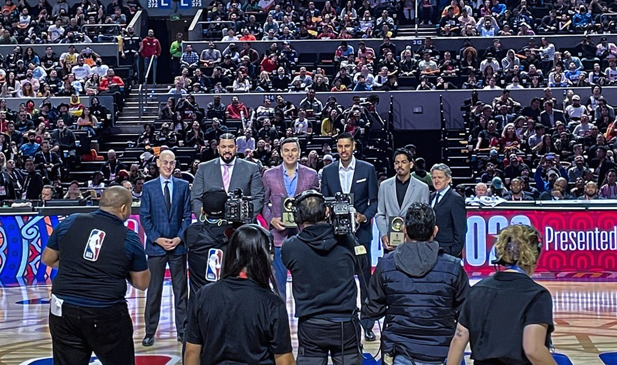#MexBasquet 🏀🇲🇽 ¡Momento histórico! #nadanosdetiene

4 basquetbolistas mexicanos que lograron el sueño de llegar a la <a href="/NBA/">NBA</a>. <a href="/Becerro_llamas/">Horacio llamas</a>, <a href="/LaloNajera21/">Eduardo Najera</a>, <a href="/AyonGustavo/">Gustavo Ayon</a> y Jorge Gutiérrez recibieron un reconocimiento especial durante el encuentro Spurs vs Heat. #NBAenMexico