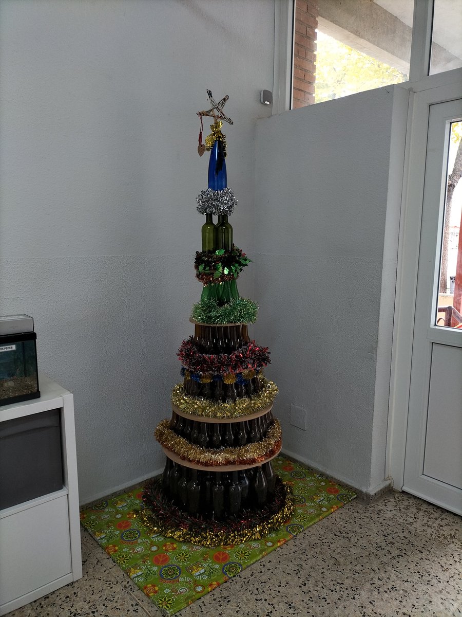ventura5b's tweet photo. El @CeipVenturaRod1 termina su reto @ecovidrio  #generacioneco #3R  Árboles navideños, juegos TIC, exposición de objetos reutilizando vidrio. Un granito de arena para contribuir a un desarrollo más sostenible. ¿Puede haber mejor #SituaciónDeAprendizaje? #LOMLOE @AytCiempozuelos https://t.co/nDfimy6eMI