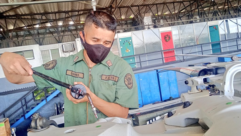 ejb_cavcm's tweet photo. 🚨 #CEMAE || El personal técnico aeronáutico de esta insigne unidad, efectuó engrase del rotor principal y rotor de cola del helicóptero Bell-412.
#NavidadTiempoDePaz #FanbEsSoberania #EjercitoYPuebloInvencibles #ArmaMaestra #19Dic https://t.co/MqJcfXhIRf