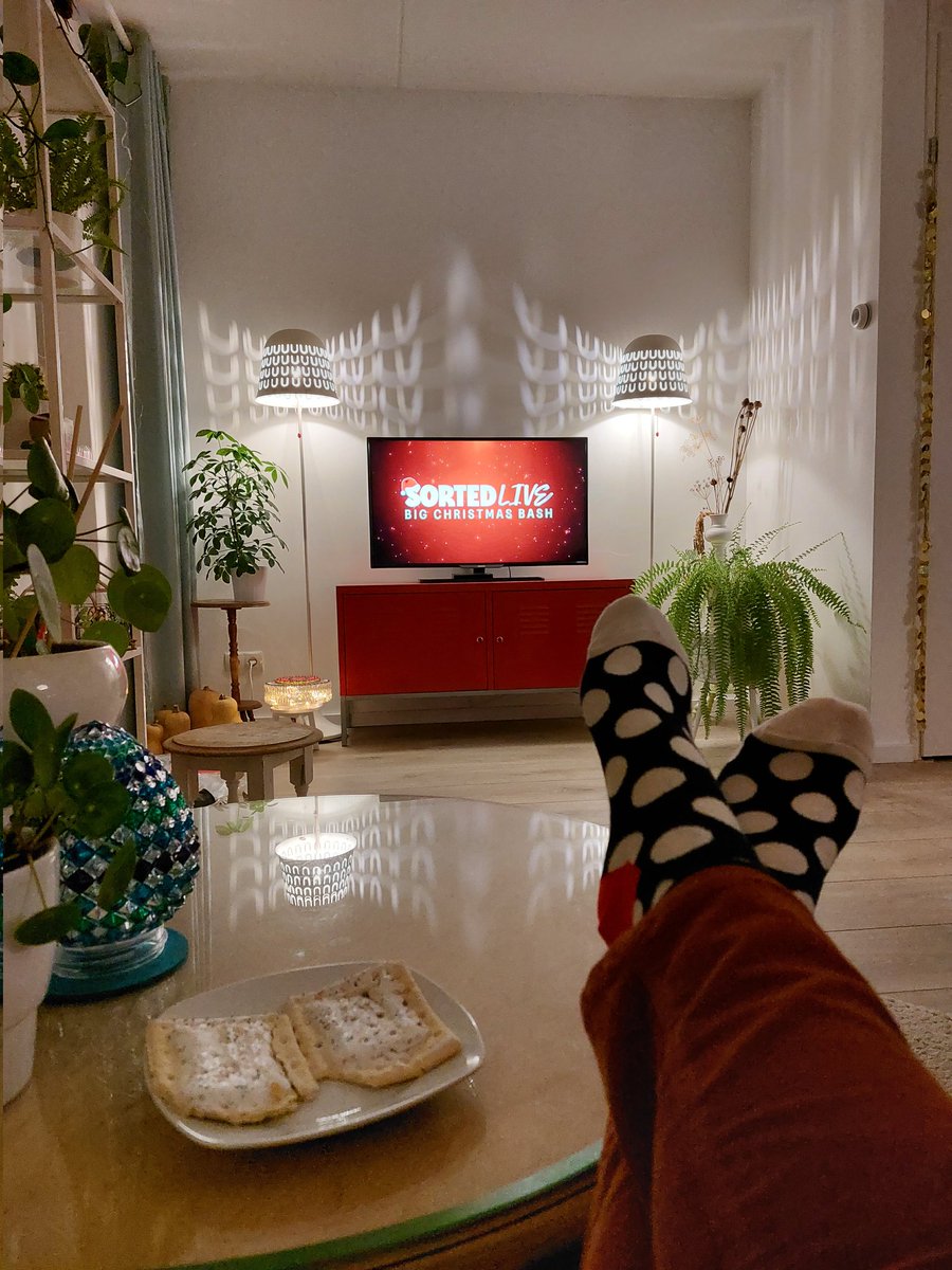 Denise_v_D_'s tweet image. Xmas came early this year!!!🎄 Watching the last #sortedlive @sortedfood and trying pop-tarts for the first time ever! Thank you so so much @kate_domm for all the yummy snacks 🥰 I hope your snack box will arrive with you soon!🎁