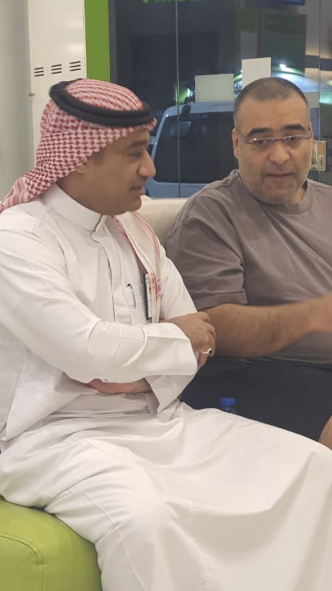 زارني اليوم في عملي صديق و زميل منذ ١٠ سنوات لم التقي به <a href="/Eyaaaad/">إياد الحمود</a> تبادلنا الحديث سويا . ابرك الساعات نلتقي فيك بعد غياب طويل يا ابو حمود .