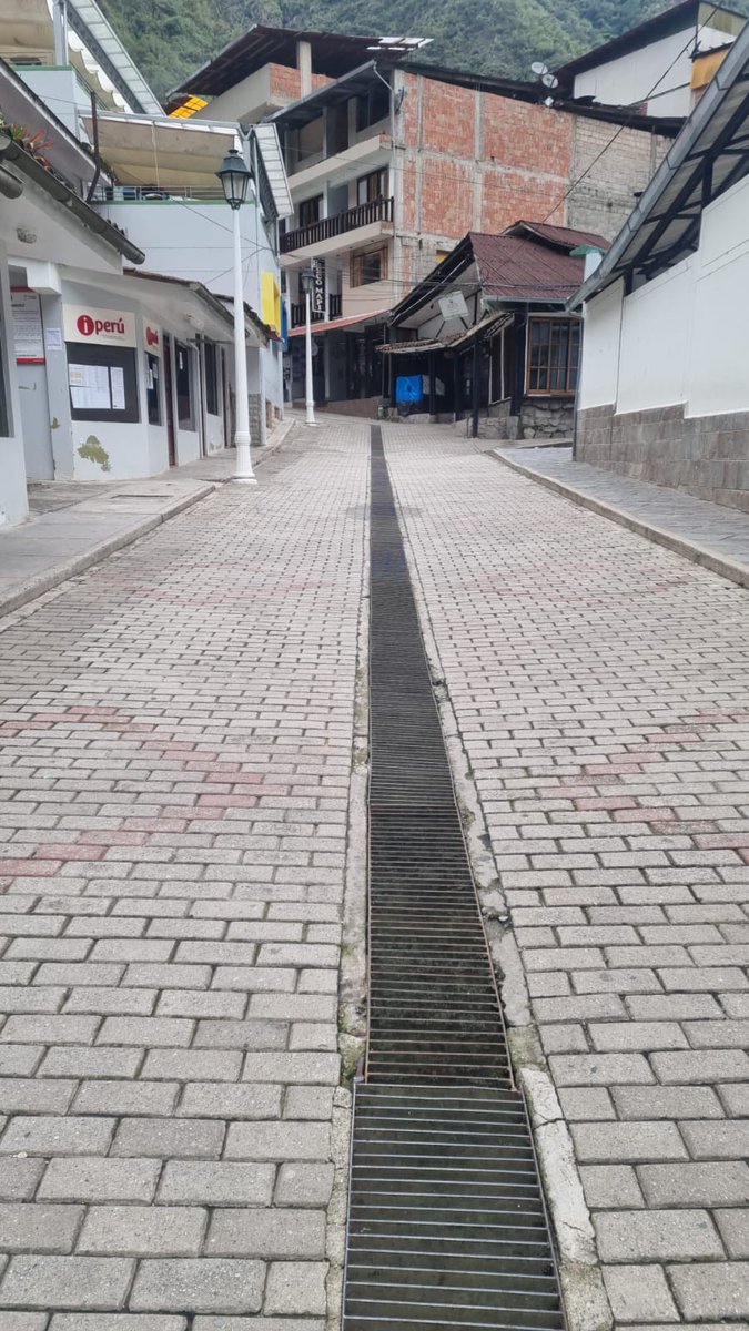 juanstoessel's tweet photo. Aguas Calientes, pueblo fantasma en este momento, ni un dólar de venta por parte de las artesanas, cortesía del golpista Pedro Castillo y su banda. https://t.co/50ito2OcHn