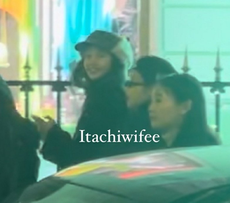 JENLISAS ARE NOT MAKING UP STORIES ANYMORE. THEY. TOOK. EACH. OTHER'S. PHOTO. FOR. REAL.