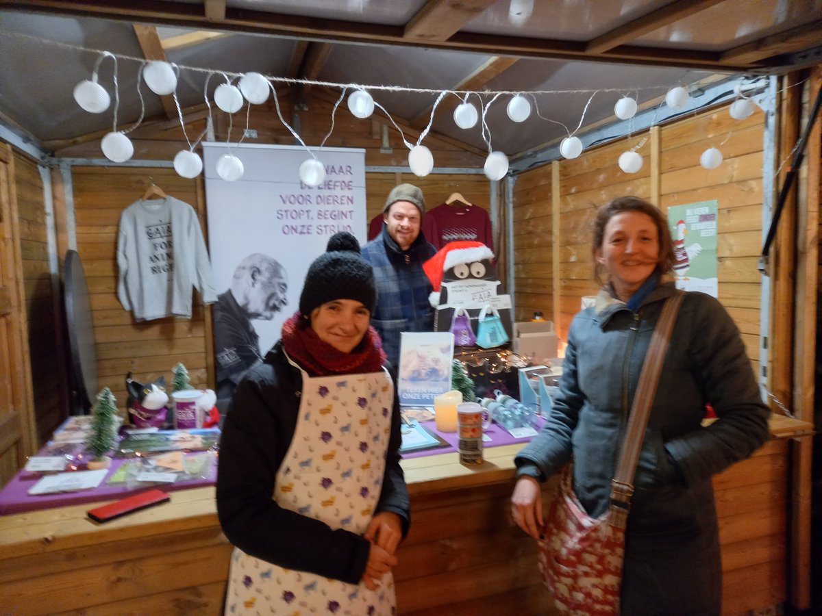 varkensinnood's tweet image. Op de #kerstmarkt in #Gent bij de collega&apos;s van @GAIABrussels! Complimenten aan jullie voor de fantastische Faux Gras! Waarom zou íemand dierenleed verkiezen?!