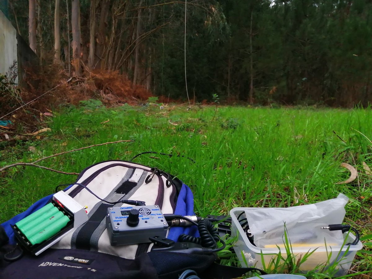 ct7arq's tweet photo. Following the challenge made by the YouTube channel Dxcommander I made an emergency 20m vertical scattering my junk box and my work garbage bins.
All pieces were on the garbage bin.
Made 5 contacts today before the heavy rain sent me back home.

73's de Pedro CT7ARQ https://t.co/qcYJxZ0HjQ