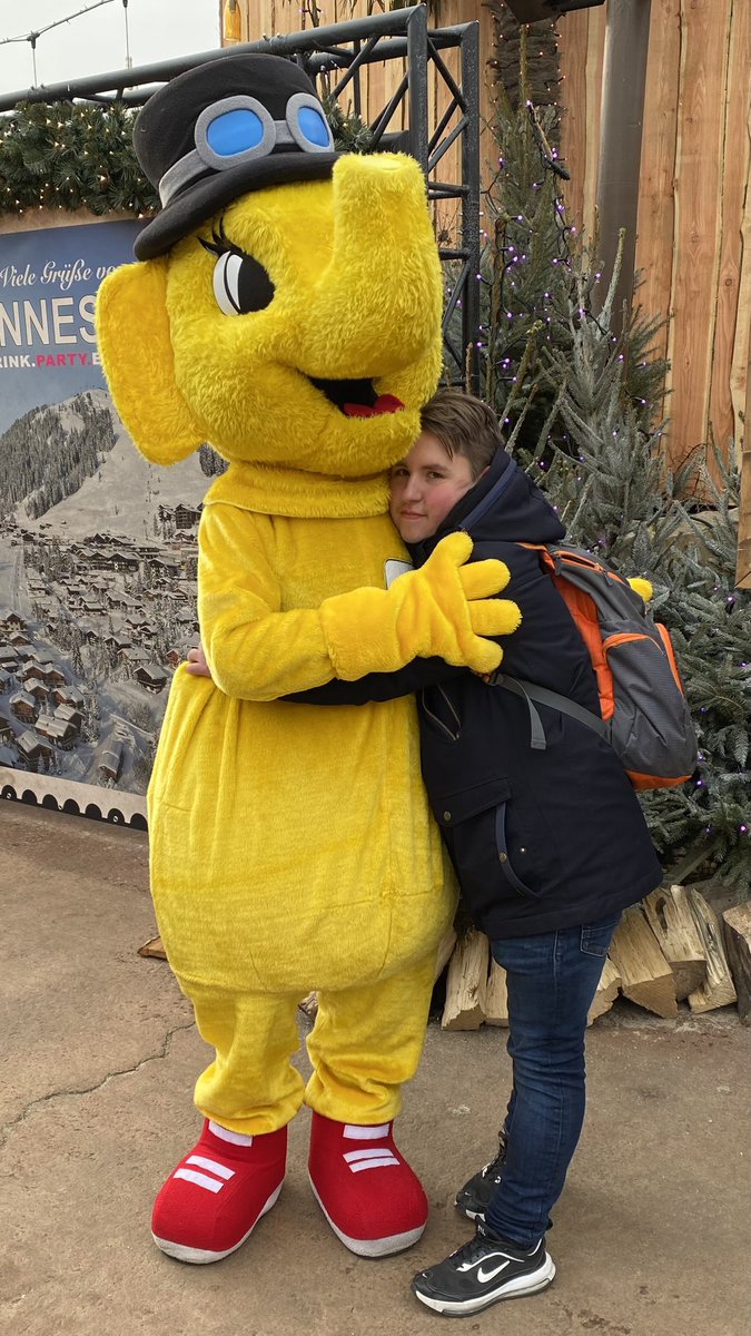 ignogrijmans's tweet photo. Zondag was ik naar @toverland  geweest was super leuke met toos en morrel op de foto en een ook van de @ZillArenaNL. Daar is olifant Funty ook op de foto geweest was super leuke https://t.co/KWlWXAzm2G