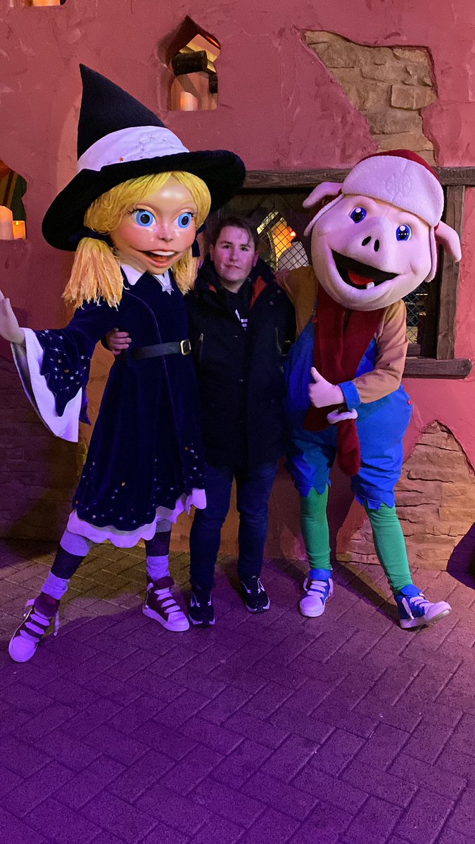 ignogrijmans's tweet photo. Zondag was ik naar @toverland  geweest was super leuke met toos en morrel op de foto en een ook van de @ZillArenaNL. Daar is olifant Funty ook op de foto geweest was super leuke https://t.co/KWlWXAzm2G