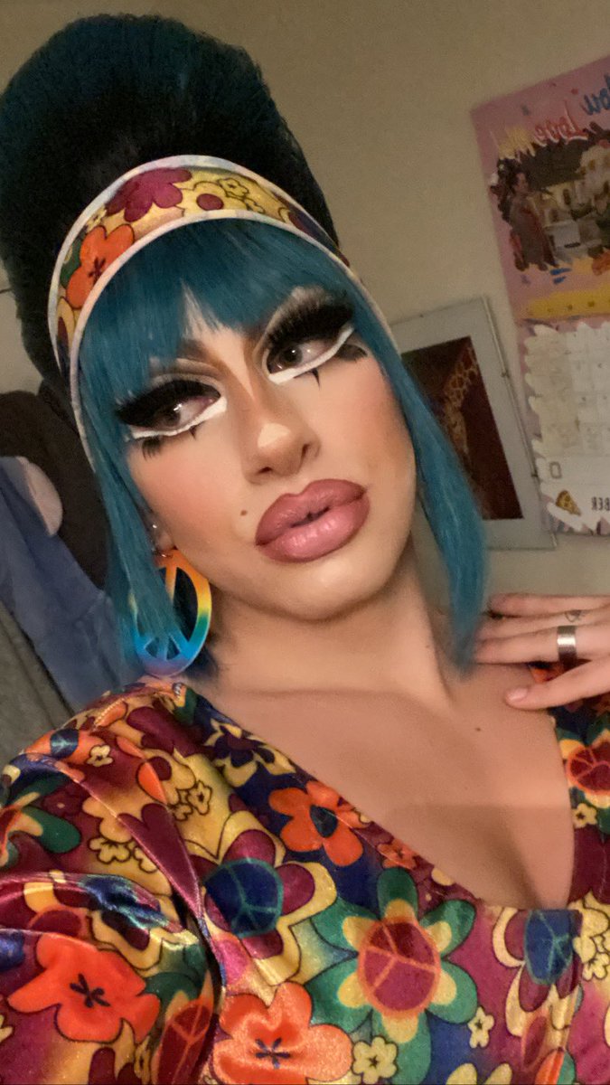 chrispetrova98's tweet photo. Who doesn’t love a lot of leg and a massive up do #ravenlunatic #dragqueen #Ukdragqueen https://t.co/vhvcWxDyBq