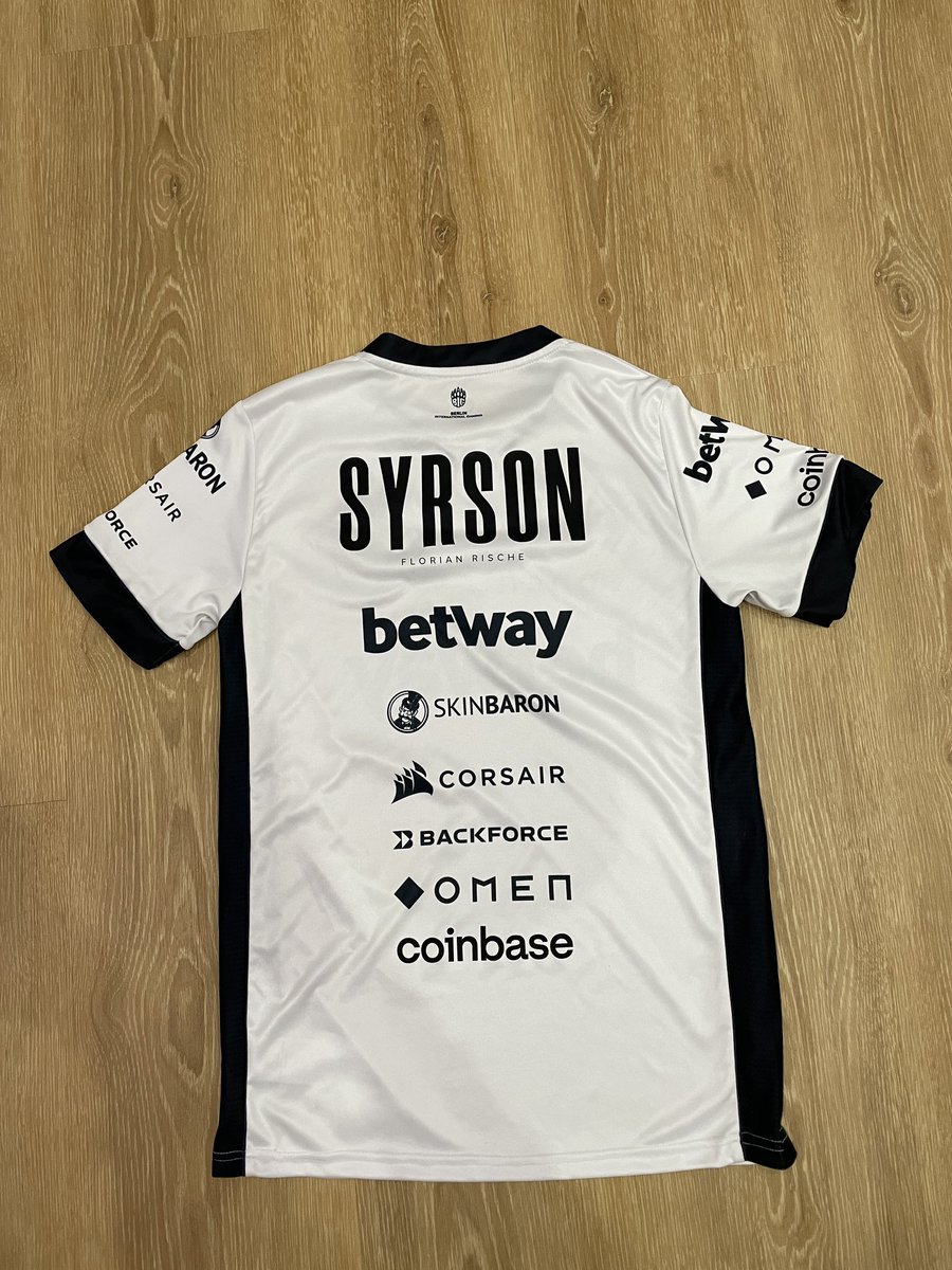 Wie versprochen, verlose ich dieses Jersey in Größe M. 🙏🏻
Einfach mir folgen, retweeten und einen Freund markieren.
Gewinner ziehe ich am Mittwoch den 21.12. und schicke es gleich Mittwoch raus, in der Hoffnung es ist vor Weihnachten dann da 🙌🏻 🎅🏻🎄

Versand nur nach DE/AUT/CH