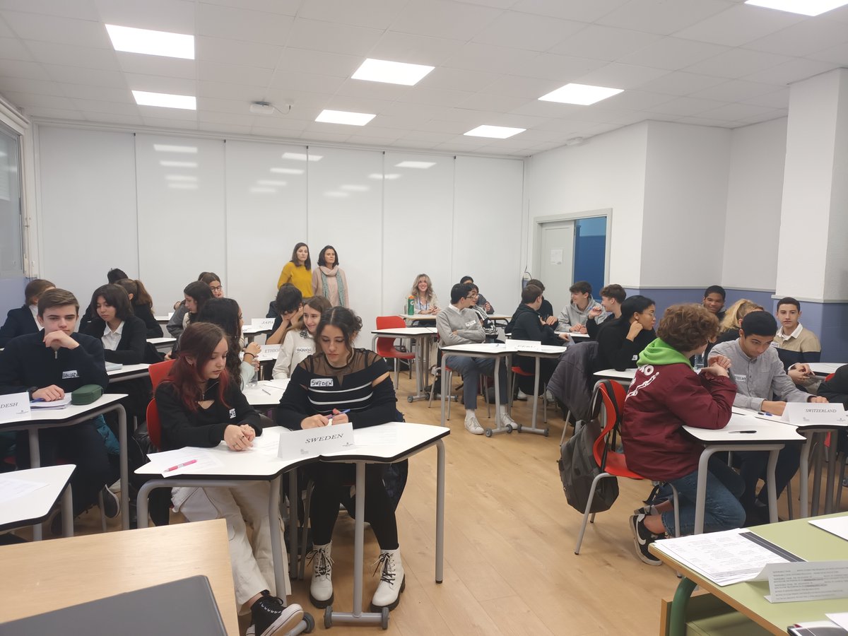 IESCamiloJCela's tweet photo. Sesión del Proyecto de 3ESO #GlobalClassrooms #MockConference preparación para la Conferencia de Madrid. Tema:“Education in Conflict and Post conflict times”. Las diferentes delegaciones hacen sus discursos y buscan alianzas. Gracias a todos por su implicación y entusiasmo¡¡🇬🇧🇪🇸 https://t.co/oxSiLAFQWV