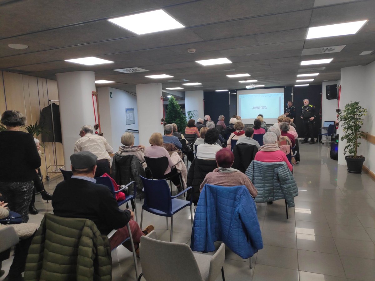 ajcanetdemar's tweet photo. #NOTÍCIA| ➡ La policia local de Canet dona consells de seguretat a la gent gran del municipi. 
Consells bàsics de gran ajuda per els veïns de més edat, per evitar robatoris, furts i estafes, en aquestes dates de més compres i més entrades i sortides del domicili. #CanetDeMar. https://t.co/wMvXGQUsWB