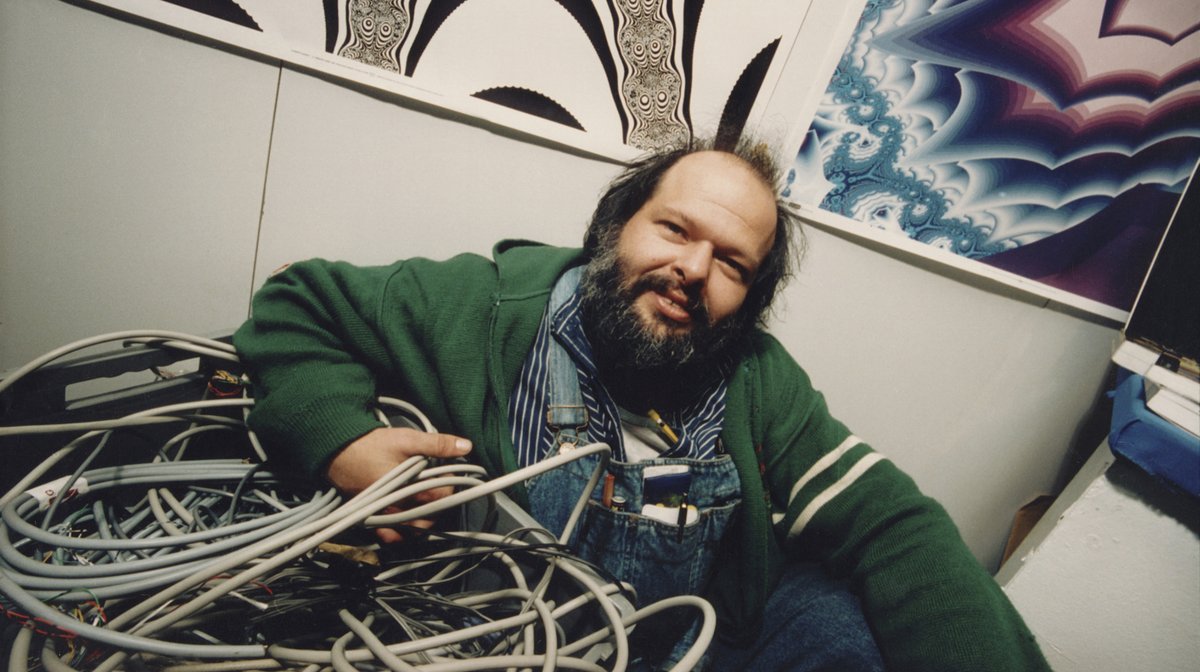 Die Doku #AllesIstEinsAußerDer0 porträtiert den #ChaosComputerClub – einen der wichtigsten netzpolitischen Player Deutschlands u. darüber hinaus. Eine Geschichte „vom subversiven Hacker zum Verfechter der Demokratie“.

Bis 12.1.23 in der <a href="/ARDde/">rundawn</a>-#Mediathek: ardmediathek.de/video/dokus-im…