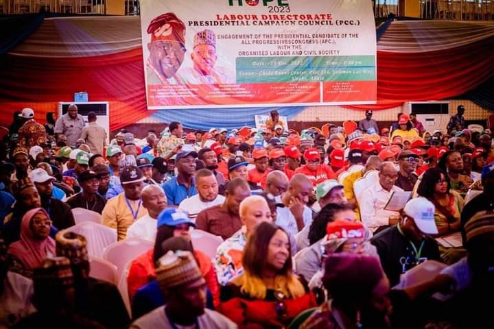 SaharaReporters's tweet photo. APC Presidential Candidate, Tinubu Addresses Workers In Abuja As Nigerian Labour Congress Leadership ‘Secretly’ Withdraws Support For Peter Obi | Sahara Reporters https://t.co/00NrgorJKh https://t.co/NIgYwyyBln