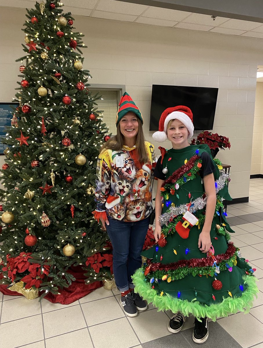 ⁦<a href="/SawneeElem/">Sawnee Elementary</a>⁩ when a student challenges you &amp; provides what you should wear #crazycatlady Way to go Wade!