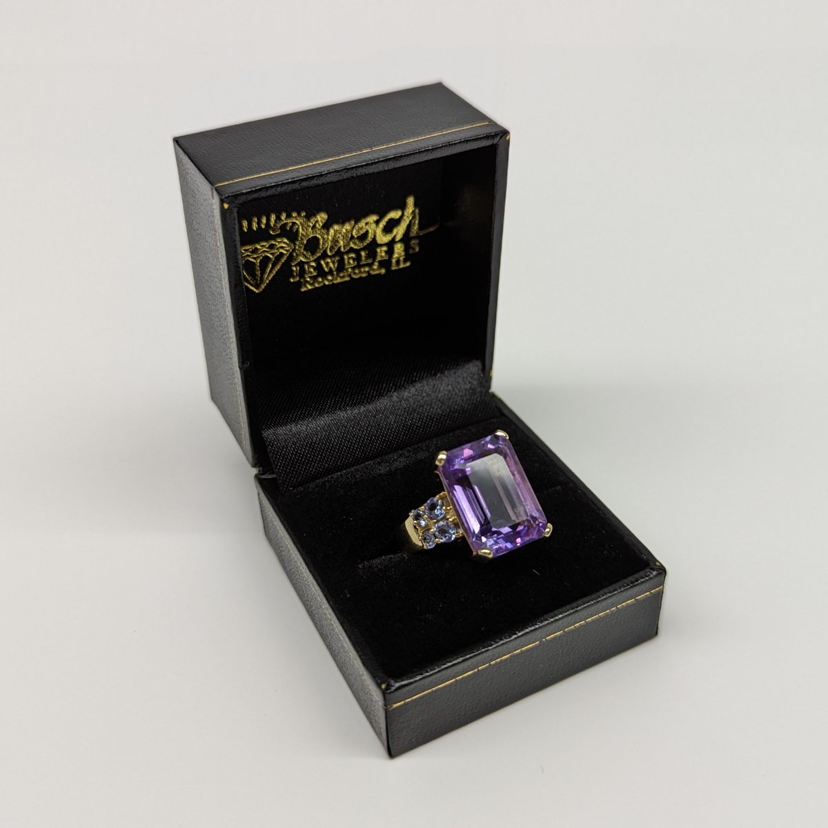 RRVBC's tweet image. 𝗕𝘂𝘀𝗰𝗵 𝗝𝗲𝘄𝗲𝗹𝗲𝗿𝘀: Tomorrow’s 23 Days of Giving Gift of the Day is a stunning 14K yellow gold amethyst ring from Busch Jewelers. Schedule your donation at any of our donor centers or blood drives. #RRVBCLifeSaver #23DaysOfGiving