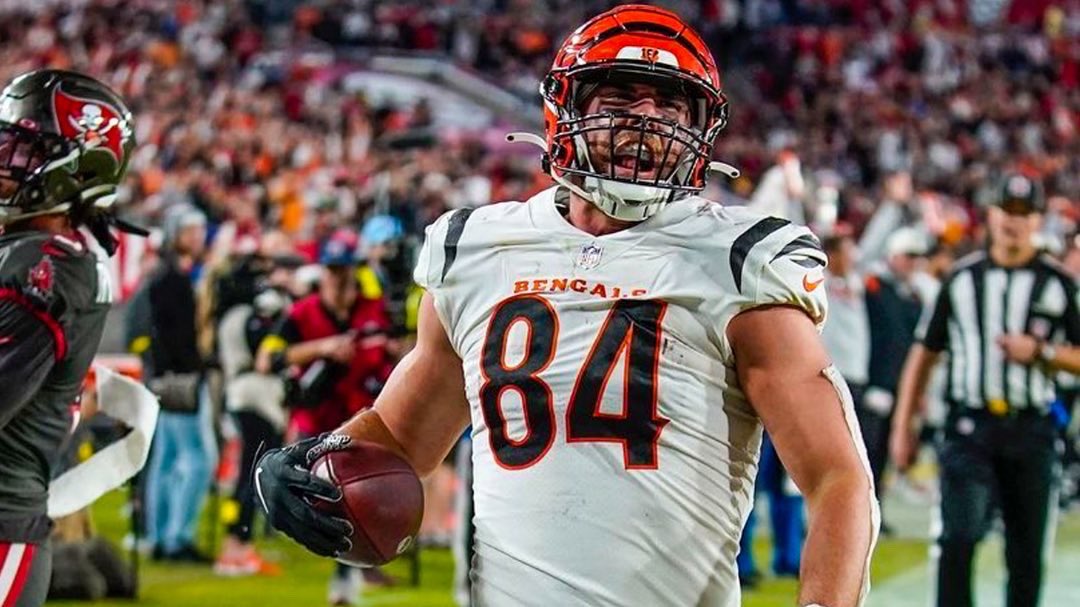 USFFootball's tweet photo. Ray Jay 🤝 @wilcox_mitchell
First career TD in the NFL AND on his former home field! Congrats Mitch!!
#HornsUp🤘| #BullsintheNFL https://t.co/H6CROvlhNF