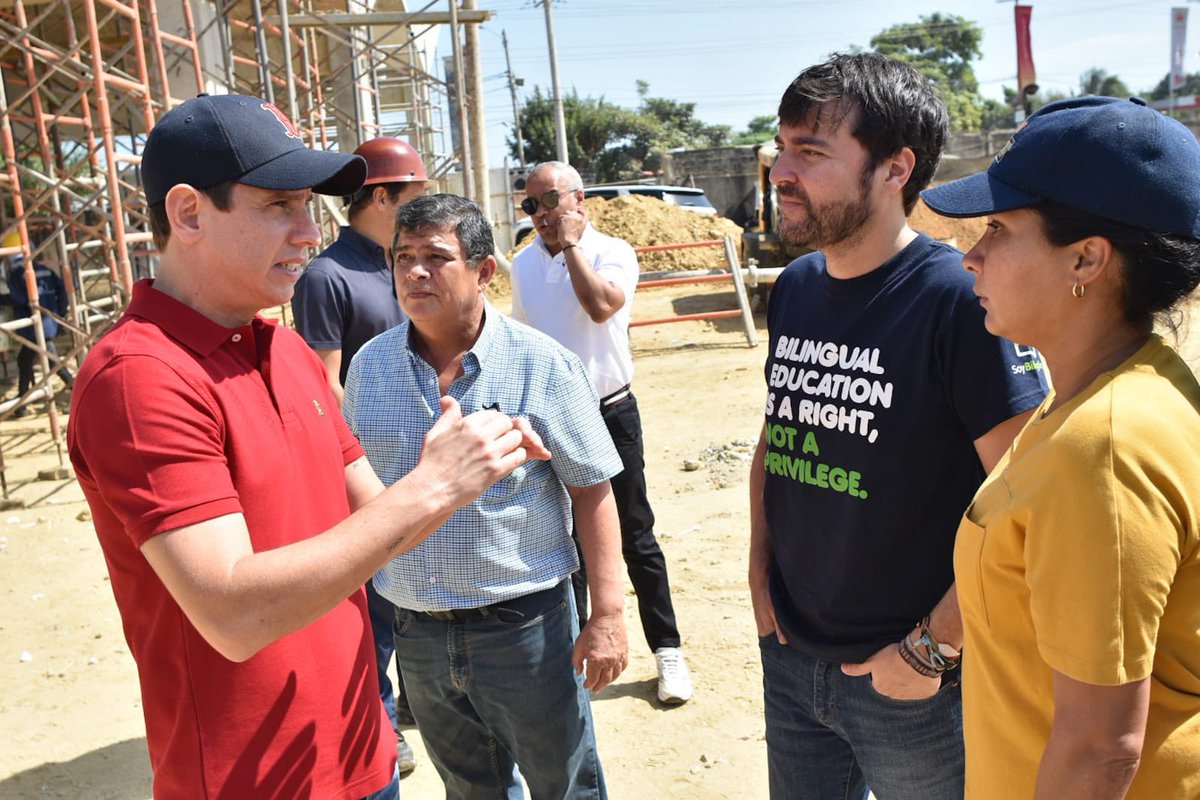 angelocianci's tweet photo. El Gran Bazar, el mercado que albergará a más de mil vendedores de Barranquillita, está cada vez más cerca de ser una realidad. Hoy acompañamos al alcalde @jaimepumarejo a inspeccionar las obras del lugar que por años han soñado los comerciantes para dignificar su labor. https://t.co/oOv2zSfpvb
