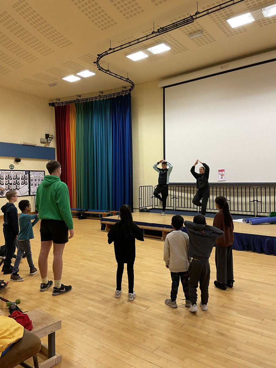 cooper_cooper5's tweet photo. HAF clubs underway!!! Thanks to @shefhealthyhols @soarcommunity @SharrowCF a great group of young people engaging in extreme sports #smoothiemaking #teambuilding and much more! Lots of happy faces #newexperiences thanks team @OnboardSkate https://t.co/V55XaSpNg8