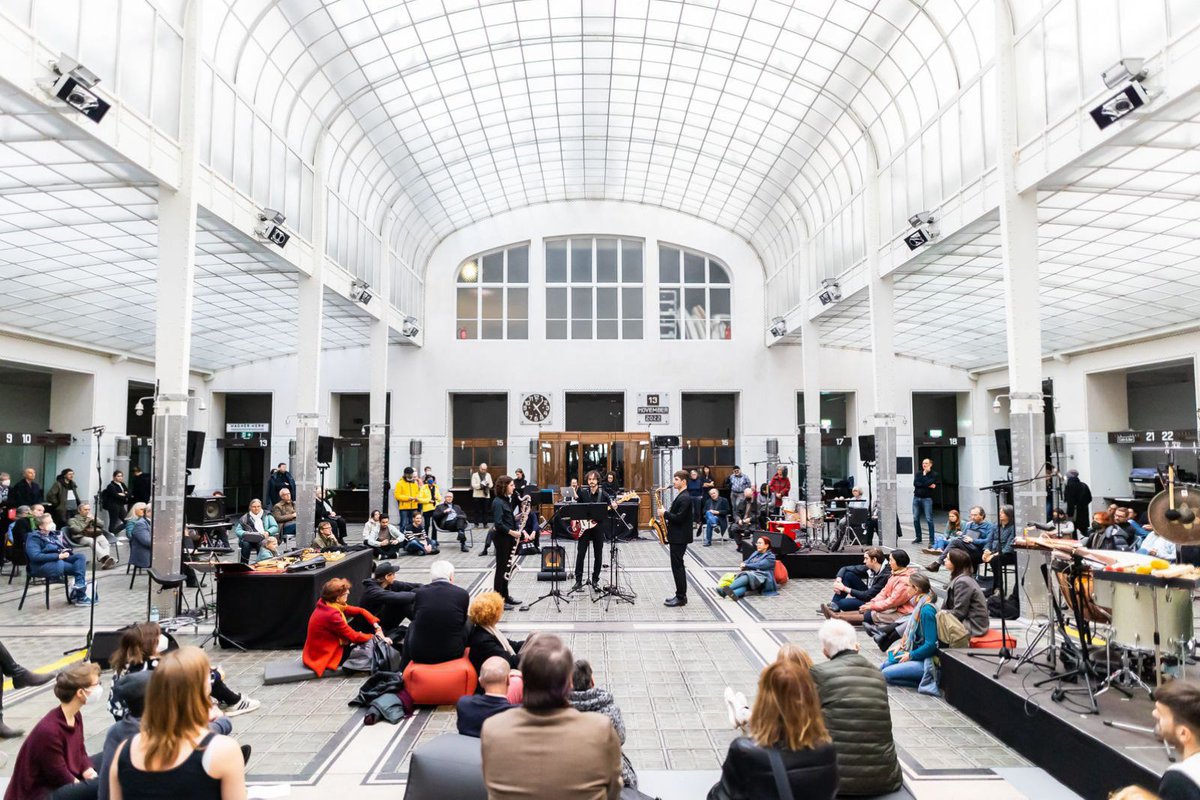 Мотто 35-го фестиваля современной музыки <a href="/wienmodern/">Wien Modern</a> «Wien Modern», который прошел в этом году в Вене с 29 октября по 30 ноября, — «Если бы все было так просто» (Wenn alles so einfach wäre).
remusik.org/magazine/revie…