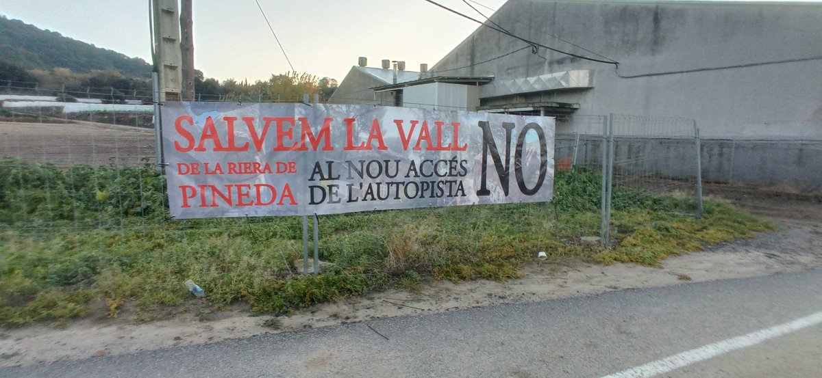 CNTpinedademar's tweet photo. Veïnes i veïns de Pineda colocan una pancarta de Salvem la Vall de la Riera i el nou accés de l'autopista. https://t.co/UyabpKtska