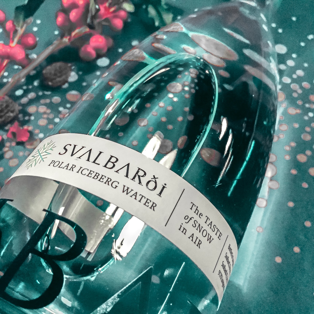 We wish all our friends around the world a very happy holiday season from the top of the world. Without you, we wouldn't be on this wonderful adventure in Svalbard to help #savethearctic by sharing a little of it with you
#uniquegifts #finewater #holidayseason #ecoluxury #water