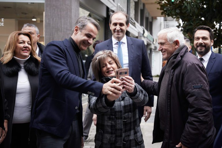 velzevoul1's tweet photo. Ρε κλόουν @kmitsotakis , βγήκες έτσι έξω και δεν σε πήραν με τις ντομάτες?? 🖐️🖐️ https://t.co/cobm9i9py5