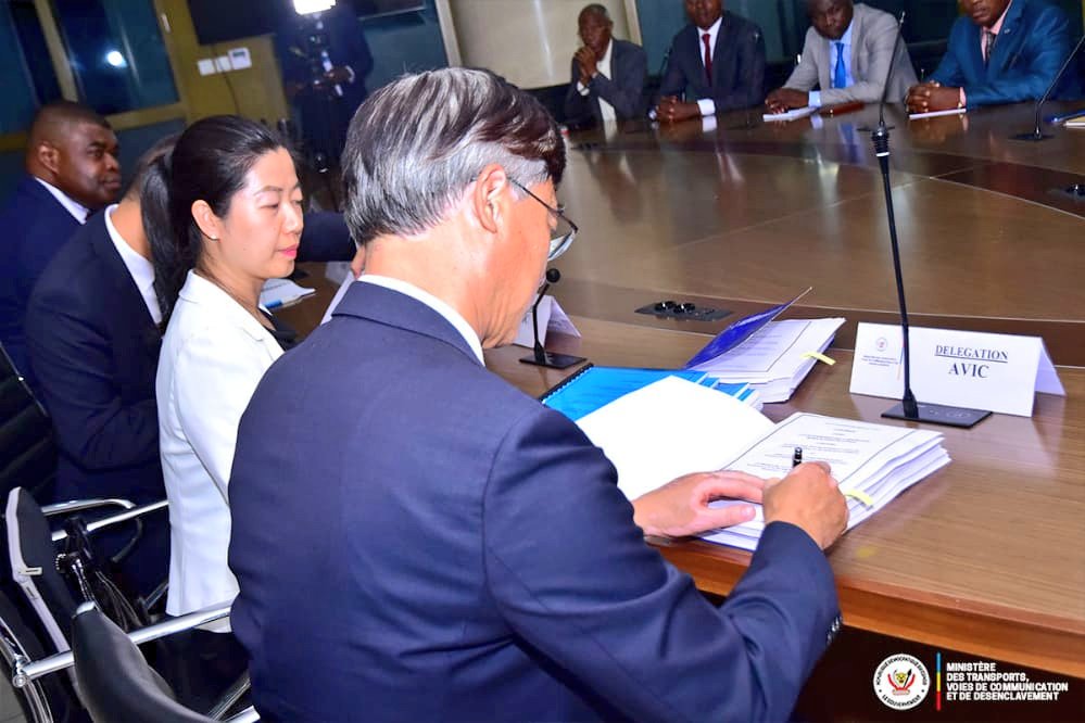 Ce même lundi, le ministre <a href="/OkendeC/">JUSTICE POUR CHÉRUBIN OKENDE</a> a signé des contrats au nom du gouvernement avec la firme chinoise AVIC pour la construction des aéroports nationaux et internationaux ainsi que des routes d'accès à ses infrastructures aéroportuaires.