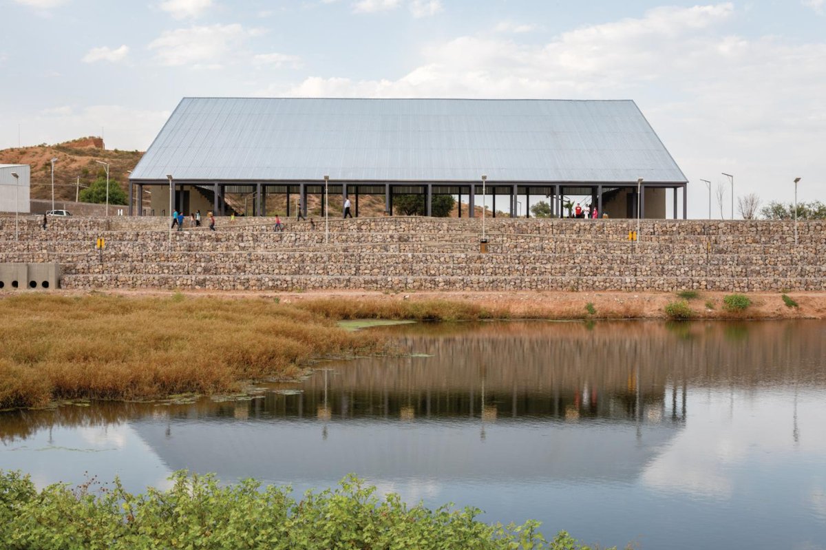 La construcción del Parque Represo Colosio en Heroica Nogales (#México) devuelve a la ciudad un espacio degradado, manteniendo su función principal natural para evitar inundaciones.

🔎 Conoce más sobre esta obra premiada de la #XIIBIAU en #VisorBIAU: bienalesdearquitectura.es/index.php/es/?…