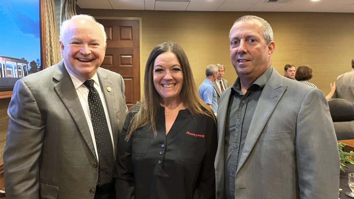 Arkema_Americas's tweet photo. Rene Neron, our #AxisAL plant manager, participated in a luncheon and discussion with the @UofSouthAlabama  and the @MobileChamber to discuss how to best support local industries, garner an educated, skilled workforce, and inform others of the field that we work in. https://t.co/upFs0HAPpd