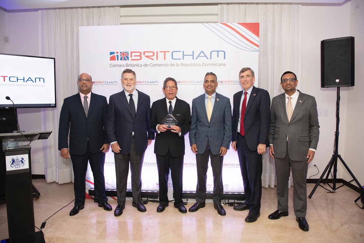 BritchamDR's tweet photo. Nuestro 35 aniversario ha sido la oportunidad perfecta para reconocer al Presidente fundador Sr. Fernando González Nicolás, reconocimiento celebrado junto al Sr. Federico Schad, Vicepresidente fundador.
#BritchamExperience #Nerworking #Miembros #Eventos #Actividades https://t.co/Pj95mefGpS