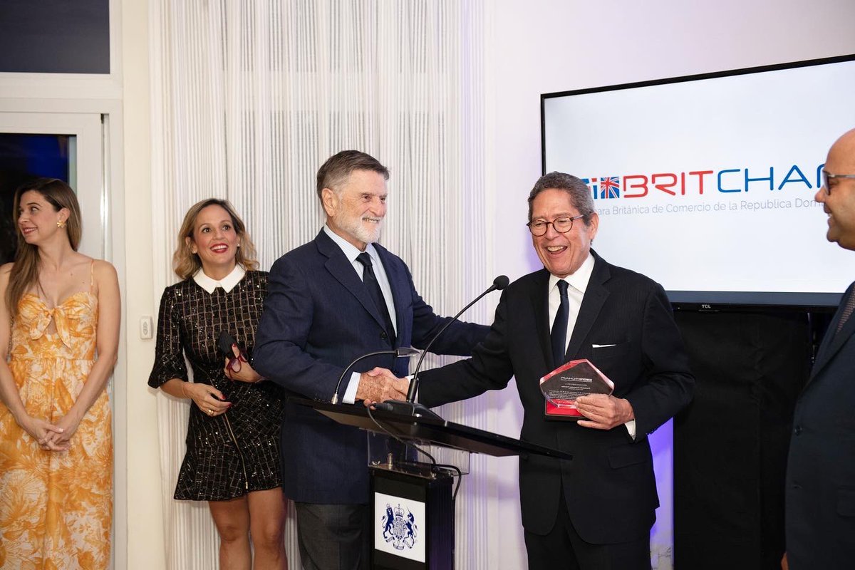 BritchamDR's tweet photo. Nuestro 35 aniversario ha sido la oportunidad perfecta para reconocer al Presidente fundador Sr. Fernando González Nicolás, reconocimiento celebrado junto al Sr. Federico Schad, Vicepresidente fundador.
#BritchamExperience #Nerworking #Miembros #Eventos #Actividades https://t.co/Pj95mefGpS