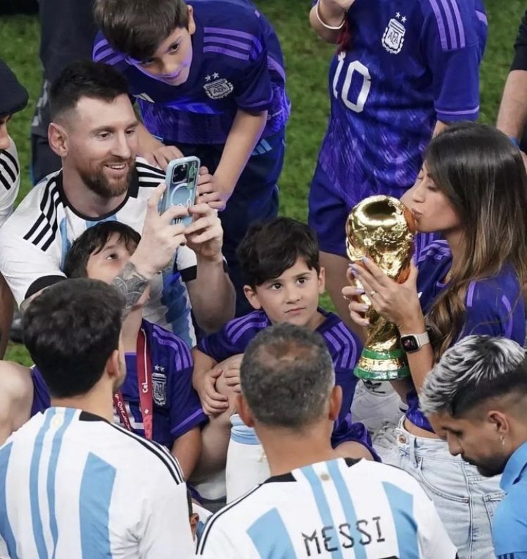alcantaraf88's tweet photo. Se até Messi, depois de ser campeão do mundo, parou a comemoração pra tirar foto da esposa. Quem sou eu pra reclamar das 300 fotos que tiro de Rafa numa parede bonita? https://t.co/TUfGRKNi5l