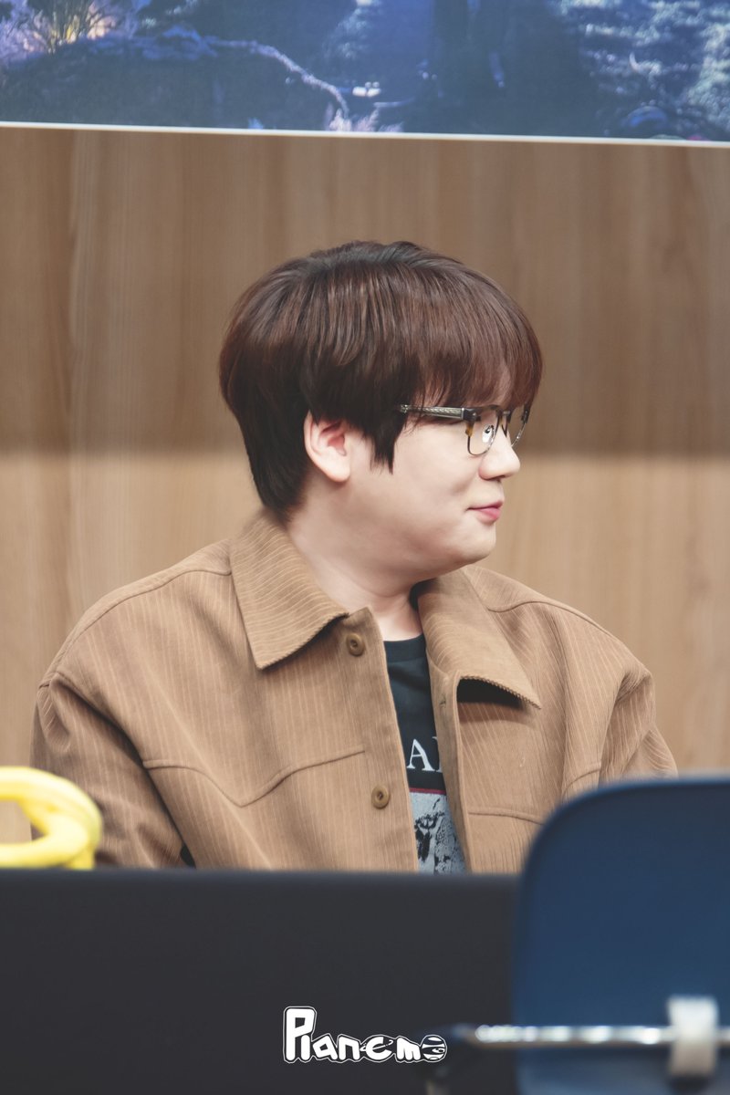 planem0_731's tweet photo. 221210 공간 Part 1. Live at Aqua Planet 팬사인회

팬을 서윗하게 쳐다보는 재원을 서윗(?)하게 쳐다보는 종....그만하께요
#종완 https://t.co/Pz3r7r3YmE