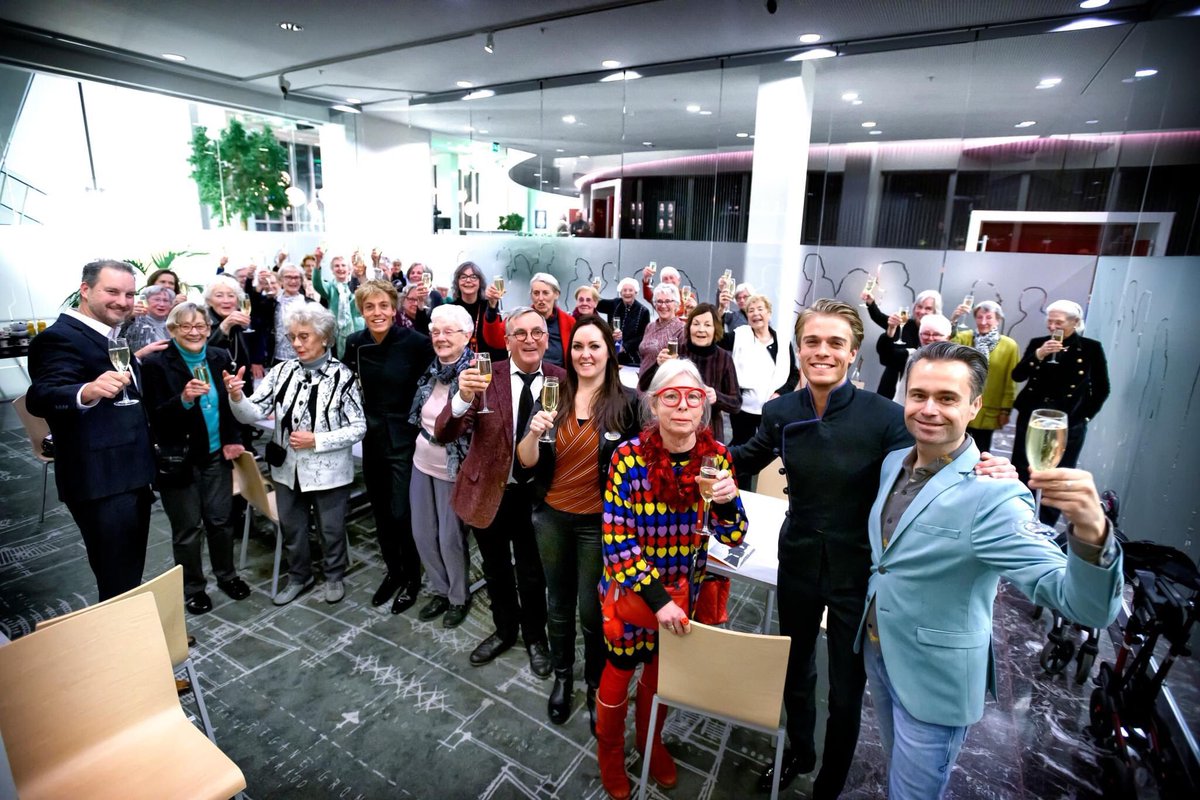 Samen uit, samen genieten in Heerlen. Afgelopen zaterdag genoten senioren samen met de vrijwilligers van <a href="/JussenOfficial/">Lucas Arthur Jussen</a> tijdens een concert van <a href="/philzuid/">Philzuid</a> in <a href="/PLTheaters/">Parkstad Limburg Theaters</a>. De avond werd mede mogelijk gemaakt met dank aan de <a href="/RikiStichting/">Riki Stichting</a> 

Foto : Bas Quaedvlieg.