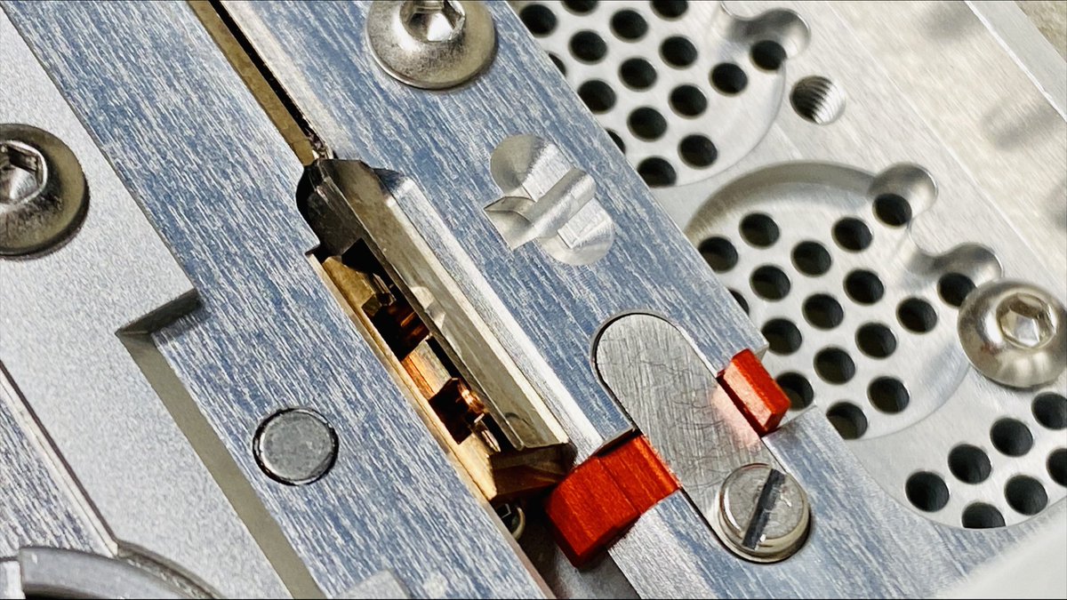 PS_cryoEM's tweet photo. We finally came up with an “adaptor” to perform #cryoCLEM on 3mm HPF carrier and Leica’s Aquilos-compatible shuttle. Flat, metallic and free (recycling cartridges). Happy lift out from HT Cryo-EM Facility! 🎁 🎄 https://t.co/ZWrBVDZpRc
