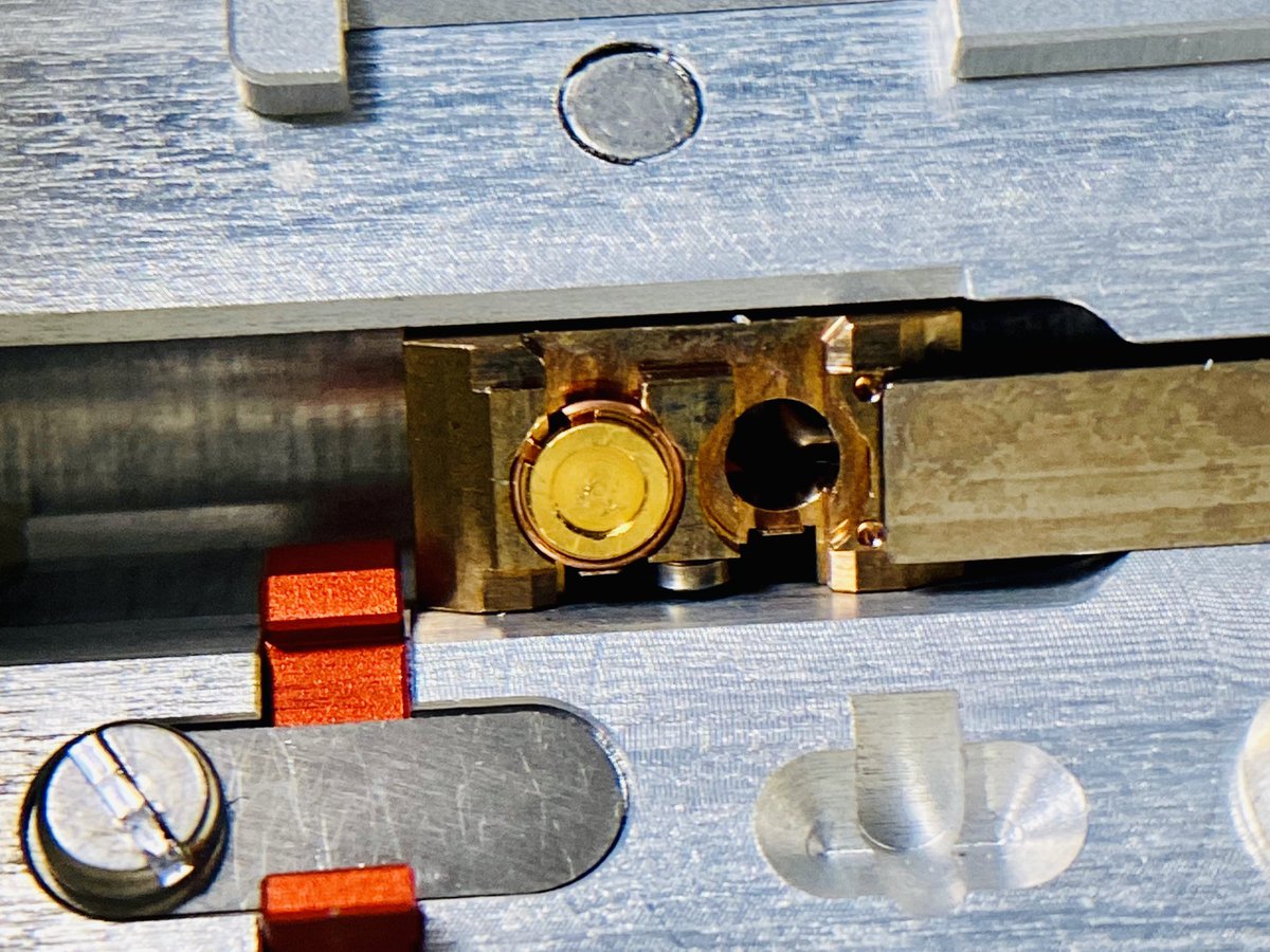 PS_cryoEM's tweet photo. We finally came up with an “adaptor” to perform #cryoCLEM on 3mm HPF carrier and Leica’s Aquilos-compatible shuttle. Flat, metallic and free (recycling cartridges). Happy lift out from HT Cryo-EM Facility! 🎁 🎄 https://t.co/ZWrBVDZpRc