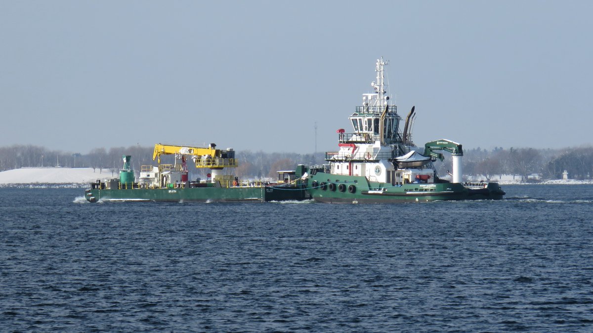 SeawayNNY's tweet photo. 18-Dec-2022 SLSDC tug SEAWAY GUARDIAN 🇺🇸 up the St. Lawrence near Crysler Farm to begin its first season of buoy removal, but later had to turn back to Massena due to mechanical issues. https://t.co/CMeVHdkIBh