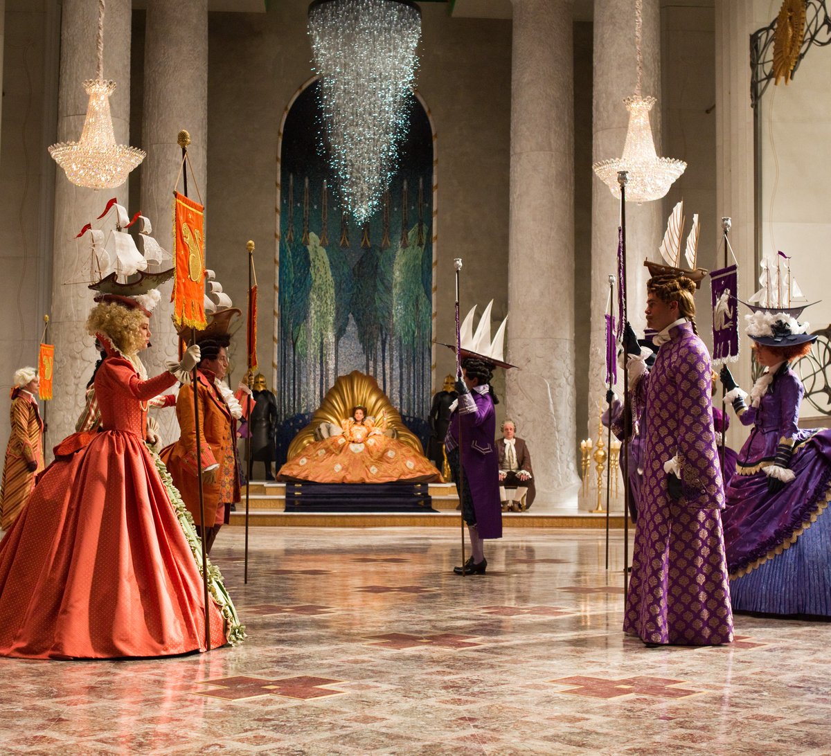 Sharon_Marston's tweet photo. Here's a shot from Tarsem Singh’s Snow White film Mirror Mirror.
Thought it would be lovely and Christmassy to end the year with this image of our giant Laelia light sparkling elegantly over Julia Roberts throne.
Happy Christmas to you all! https://t.co/CaWXuuyx3P
