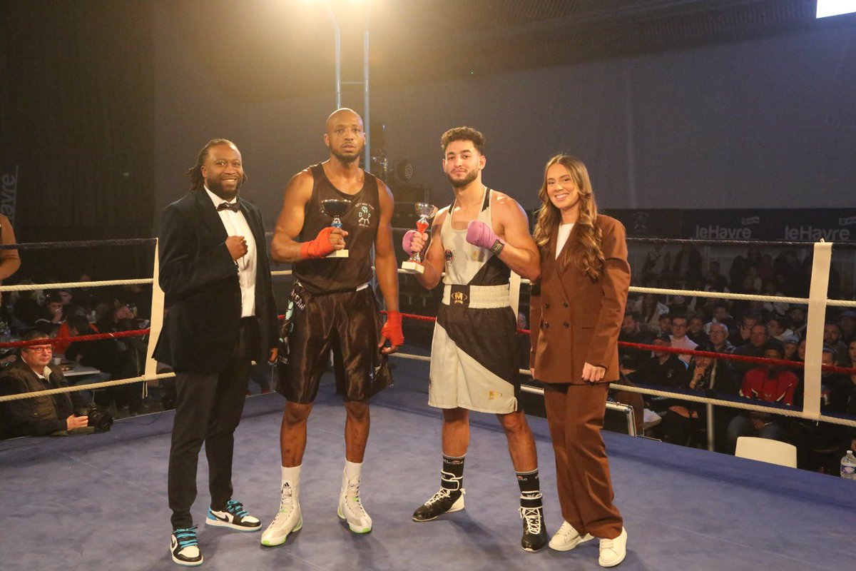 sas_yougo's tweet photo. [WBC FRANCOPHONE] Retour du Gala de boxe de ce week-end, merci à #dontpanikteam et à @zidani_amina 🏆🥊 https://t.co/JXEGbAsxn7