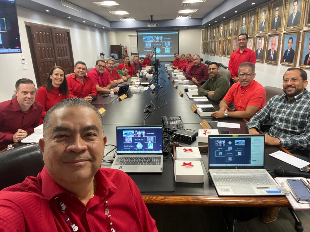 ciaprpr's tweet photo. El sábado fue la última reunión del 2022 de nuestra Junta de Gobierno, y como pueden ver en las fotos, cambiamos el traje y la chaqueta por un “look” más casual y con colores navideños.
#Ingenieros #Agrimensores #CIAPR #SelfiealoCIAPR https://t.co/oQmxhYSSqf
