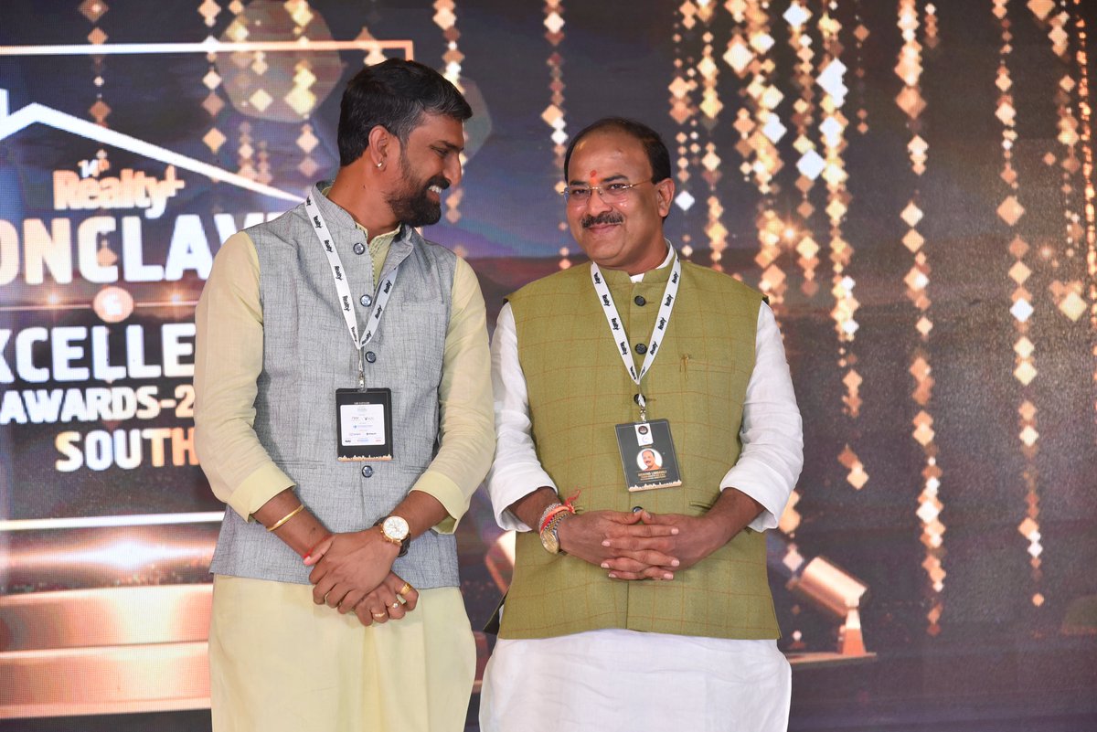 RPRealtyPlus's tweet photo. The prestigious ‘#ScrollofHonour’ was presented by #Realty+ to Anand Malligavad, Lake #Conservationist to recognize his contribution towards the #environment and the #sustainability.
Watch the grand felicitation here: https://t.co/lfcpt6axpG
#RPSouth2022 @AMalligavad https://t.co/FyedsLm33I