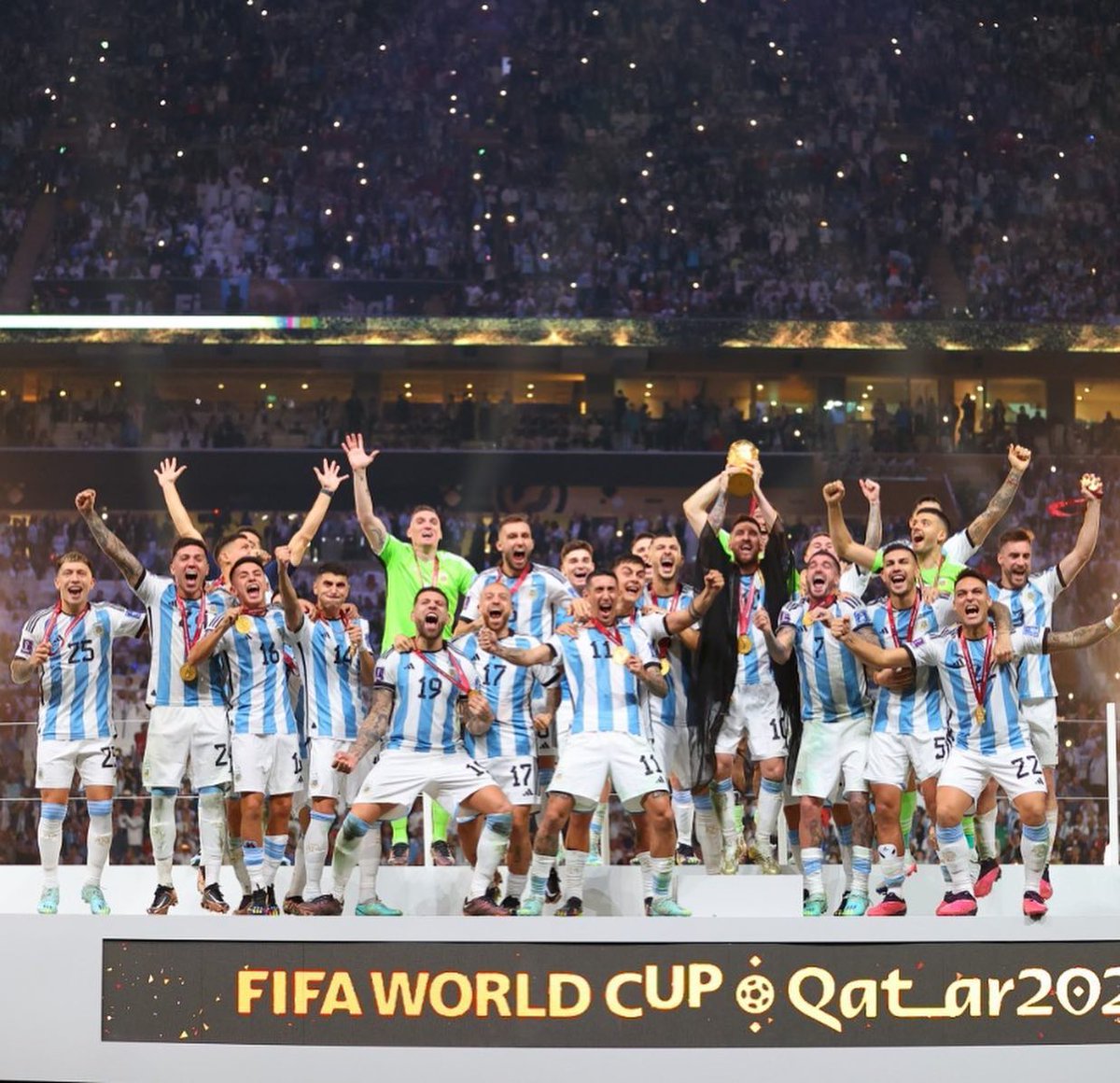 leomendezlp's tweet photo. ¡𝐂𝐚𝐦𝐩𝐞𝐨𝐧𝐞𝐬 𝐝𝐞𝐥 𝐌𝐮𝐧𝐝𝐨! 

Eternamente GRACIAS 🇦🇷 

#FIFAWorldCup #Messi𓃵 
#ArgentinaCampeonDelMundo https://t.co/ZGwz8VQUZc
