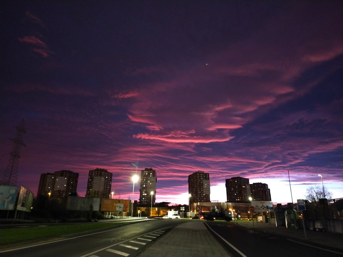 colectivo_D's tweet photo. @Euskalmet mirad qué amanecer he fotografiado esta mañana desde Aparkabisa, Trapagaran (Bizkaia) https://t.co/JtPx9bkdX3