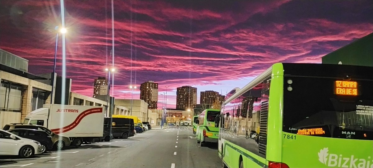 colectivo_D's tweet photo. @Euskalmet mirad qué amanecer he fotografiado esta mañana desde Aparkabisa, Trapagaran (Bizkaia) https://t.co/JtPx9bkdX3