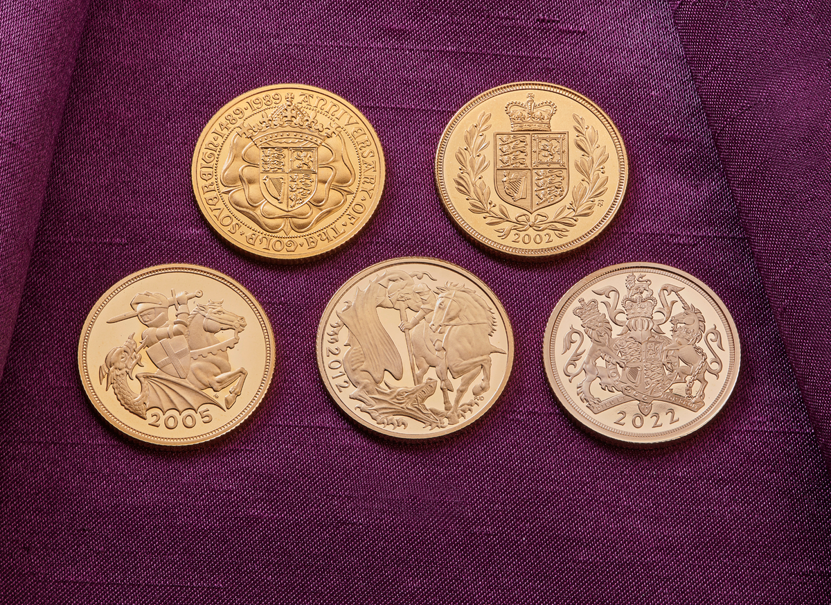 RoyalMintUK's tweet photo. The Sovereign coin has been associated with the British monarchy since 1489 - more than 5 centuries ago. Henry VII demanded a ‘new money of gold’ to demonstrate the wealth and power of the new Tudor dynasty following the Battle of Bosworth. Discover more: https://t.co/gaR7dnFR81 https://t.co/dLryHw9aJk