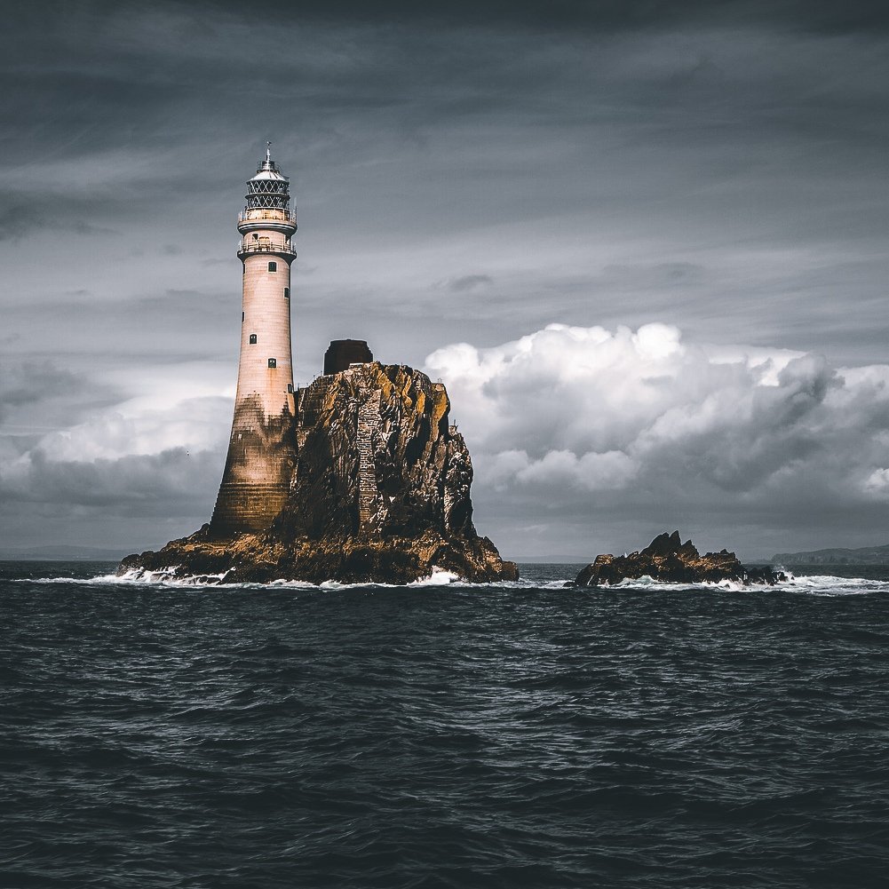 toirleach75's tweet photo. The Fastnet

The last sight that many Irish emigrants saw as they left these shores for a new life elsewhere.
Appropriately named Ireland's Teardrop.

#irishlights #greatlighthousesofireland
#WildAtlanticWay #cork #fastnet https://t.co/j8JzTvG5Xw