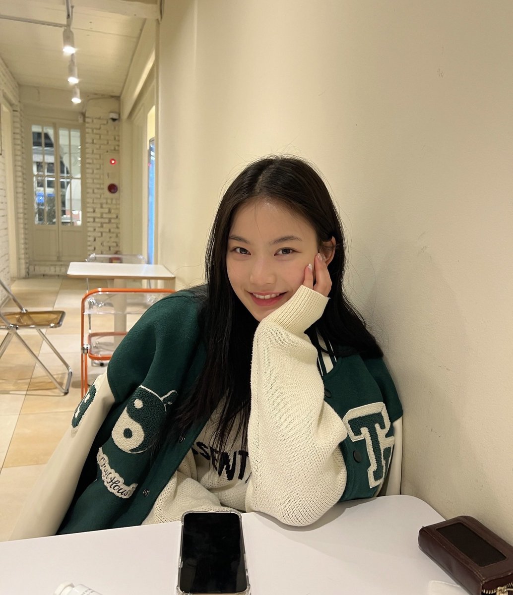 lovedan_0123's tweet photo. 우리 채영이는 그냥 청순 여대생이셔 ..💗 https://t.co/TJqwWMGTTP