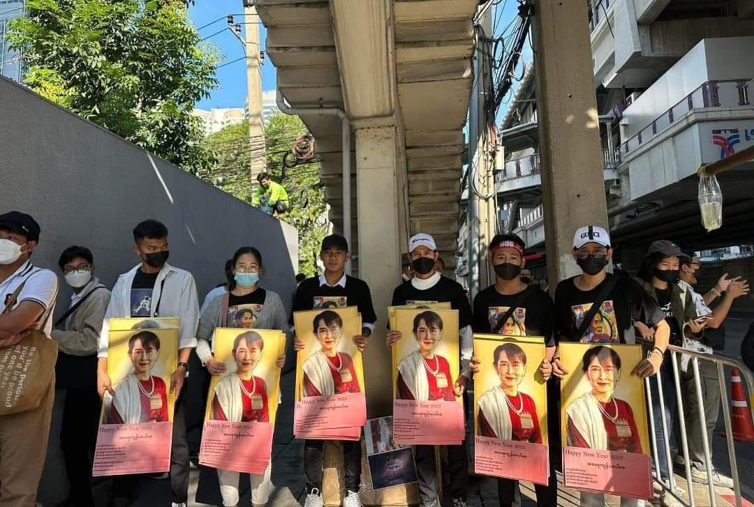 NantEiThandar's tweet photo. In front of Embassy of Myanmar in #Bangkok , #Thailand , pro-democracy Burmeses joined demonstration to overthrow the #MilitaryDictatorship on Dec19.

#LegalizationOfNUG           
#2022Dec19Coup                  
#WhatsHappeningInMyanmar https://t.co/uZZcLRxmb5